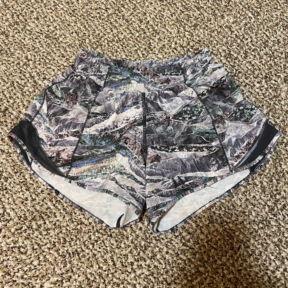 Lululemon Hotty Hot Low-Rise Short 2.5”